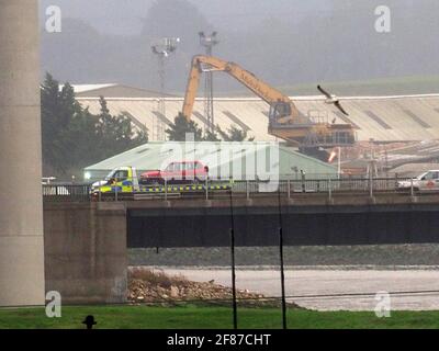 Elmley, Kent, Großbritannien. April 2021. ITVs neues Drama „Too Close“ mit Emily Watson wird heute Abend um 21 Uhr ausgestrahlt. Einige Szenen wurden auf dem Sheppey Way und der Kingsferry Bridge gedreht. [DATEI PIC der Dreharbeiten im Oktober 2020] zeigt einen roten Toyota auf der Rückseite eines Pickup-Trucks auf der Kingsferry Bridge (der möglicherweise das Ersatzauto war, falls der Stunt schief gelaufen ist). Kredit: James Bell/Alamy Live Nachrichten Stockfoto