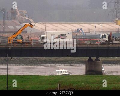 Elmley, Kent, Großbritannien. April 2021. ITVs neues Drama „Too Close“ mit Emily Watson wird heute Abend um 21 Uhr ausgestrahlt. Einige Szenen wurden auf dem Sheppey Way und der Kingsferry Bridge gedreht. [DATEI PIC der Dreharbeiten im Oktober 2020] mit einem Bickers Action Film Truck (einer der besten Stuntfirmen der Branche) für den £100,000 Stunt mit der Kingsferry Bridge. Kredit: James Bell/Alamy Live Nachrichten Stockfoto