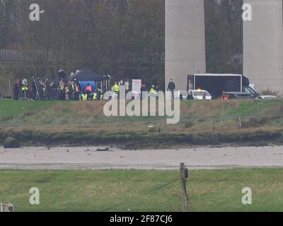 Elmley, Kent, Großbritannien. April 2021. ITVs neues Drama „Too Close“ mit Emily Watson wird heute Abend um 21 Uhr ausgestrahlt. Einige Szenen wurden auf dem Sheppey Way und der Kingsferry Bridge gedreht. [FILE PIC of the filming back in Oct 2020] zeigt schreckliches Wetter für das erste Wochenende der Dreharbeiten. Kredit: James Bell/Alamy Live Nachrichten Stockfoto