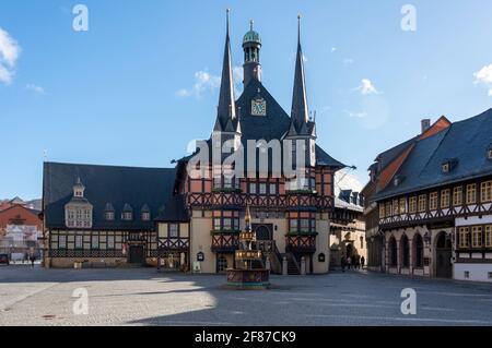 Wernigerode, Deutschland. April 2021. Historisches Rathaus mit neugotischem Wohltäterbrunnen in Wernigerode. Quelle: Stephan Schulz/dpa-Zentralbild/ZB/dpa/Alamy Live News Stockfoto