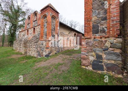 Gerswalde, Deutschland. April 2021. Die Wasserburg wurde vermutlich 1250 von den Markgrafen von Brandenburg zum Schutz der askanischen Gebiete errichtet. Das Schloss, das 1256 urkundlich erstmals erwähnt wurde, war ab 1463 Stammsitz der Adelsfamilie, die bei der deutschen Besiedlung der Gebiete nordöstlich von Berlin eine wichtige Rolle spielte. Umfangreiche Teile des mittelalterlichen Komplexes wurden erhalten oder restauriert. Quelle: Soeren Stache/dpa-Zentralbild/ZB/dpa/Alamy Live News Stockfoto