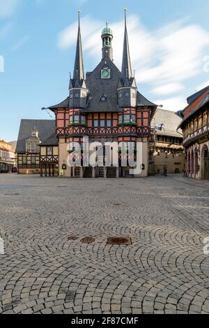 Wernigerode, Deutschland. April 2021. Historisches Rathaus mit neugotischem Wohltäterbrunnen in Wernigerode. Quelle: Stephan Schulz/dpa-Zentralbild/ZB/dpa/Alamy Live News Stockfoto