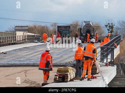 Potsdam, Deutschland. April 2021. Auf einem Teil der Nuthestraße, der über die Friedrich-List-Straße führt, wurde bereits eine Asphaltschicht verlegt. Quelle: Soeren Stache/dpa-Zentralbild/ZB/dpa/Alamy Live News Stockfoto