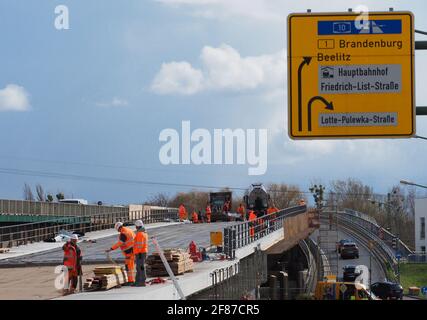 Potsdam, Deutschland. April 2021. Auf einem Teil der Nuthestraße, der die Friedrich-List-Straße überquert, wurde bereits eine Asphaltschicht verlegt. Quelle: Soeren Stache/dpa-Zentralbild/ZB/dpa/Alamy Live News Stockfoto