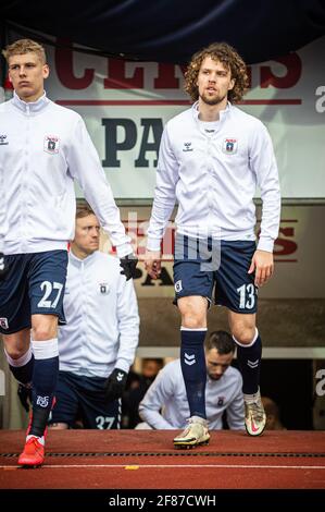 Aarhus, Dänemark. April 2021. Alexander Munksgaard (13) von der AGF steigt in das 3F Superliga-Spiel zwischen Aarhus GF und FC Midtjylland im Ceres Park in Aarhus ein. (Foto: Gonzales Photo/Alamy Live News Stockfoto