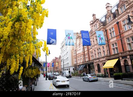 NUR FÜR REDAKTIONELLE VERWENDUNG Allgemeine Ansichten über die Mount Street, da sich das Viertel Mayfair, London, heute auf die Wiedereröffnung vorbereitet, da die Sperrbeschränkungen gelockert werden. Bilddatum: Montag, 12. April 2021. Stockfoto