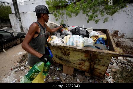 lauro de freitas, bahia / brasilien - 14. märz 2019: Man wird gesehen, wie er Material für das Recycling auf einer Mülldeponie in Itinga sammelt Stockfoto