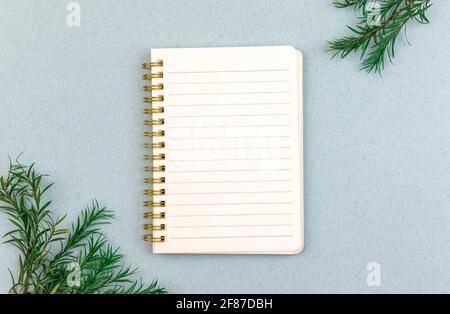 Leere weiße Seite von Notizbuch in Linie, flach lag und floralen Hintergrund mit getrockneten Blumen, kopieren Raum Foto Stockfoto