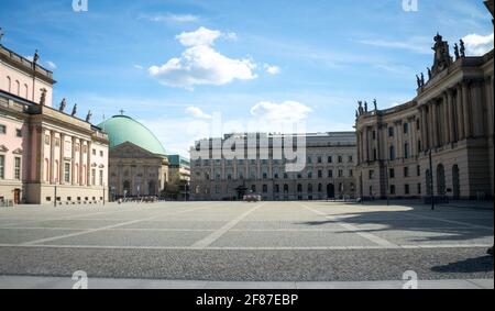 BERLIN, DEUTSCHLAND - 09. Mai 2020: DEUTSCHLAND 09. Mai 2020. Ein Panorama des Bebelplatzes, das wegen der Covid-19-Sperre leer ist. Stockfoto