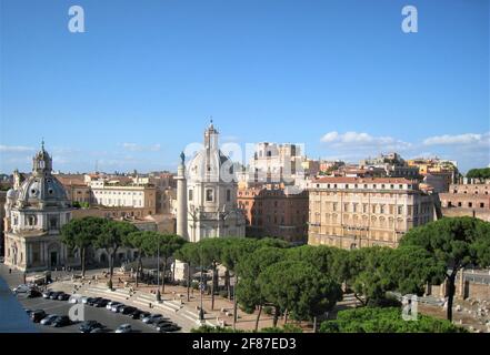 Ein Blick vom Dach auf das schöne Denkmal Viktor Emanuel II in Rom, Italien. Stockfoto