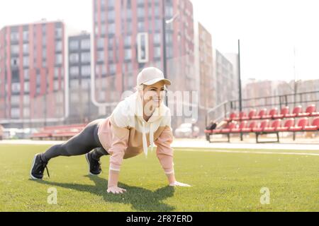 Fitness und Sport. Junge Frau beim Stretching im Stadion Stockfoto