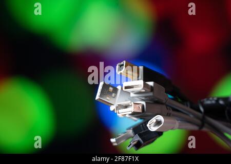 Viele usb-Kabel. Ein Bündel von Drähten auf einem farbigen Hintergrund. Stockfoto