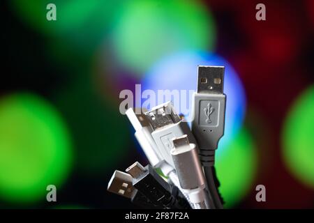 Viele usb-Kabel. Ein Bündel von Drähten auf einem farbigen Hintergrund. Stockfoto