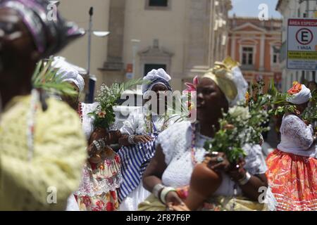 salvador, bahia / brasilien - 20. november 2018: Candomble-Mitglieder werden während eines religiösen Aktes in Praça da Sé in Salvador gesehen Stockfoto