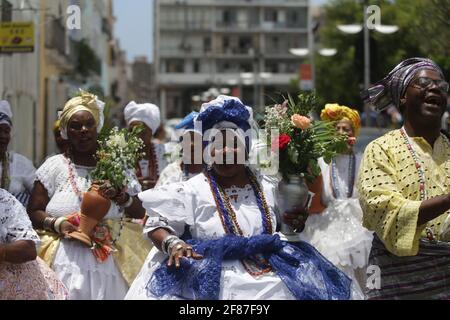 salvador, bahia / brasilien - 20. november 2018: Candomble-Mitglieder werden während eines religiösen Aktes in Praça da Sé in Salvador gesehen Stockfoto