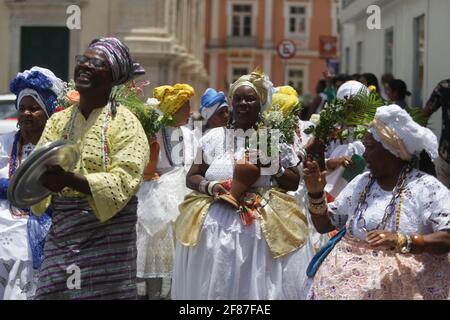 salvador, bahia / brasilien - 20. november 2018: Candomble-Mitglieder werden während eines religiösen Aktes in Praça da Sé in Salvador gesehen Stockfoto