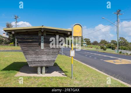 Eine Bushaltestelle mit Stahl- und Holzbussen befindet sich am Ländliche Stadt Tathra im Süden von New South Wales Küste von Australien Stockfoto