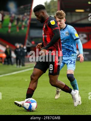 Jefferson Lerma (links) von AFC Bournemouth und Josh Eccles von Coventry City kämpfen beim Sky Bet Championship-Spiel im Vitality Stadium in Bournemouth um den Ball. Bilddatum: Samstag, 10. April 2021. Stockfoto