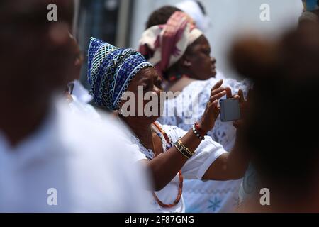 salvador, bahia / brasilien - 20. november 2018: Candomble-Mitglieder werden während eines religiösen Aktes in Praça da Sé in Salvador gesehen Stockfoto