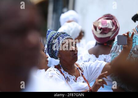 salvador, bahia / brasilien - 20. november 2018: Candomble-Mitglieder werden während eines religiösen Aktes in Praça da Sé in Salvador gesehen Stockfoto