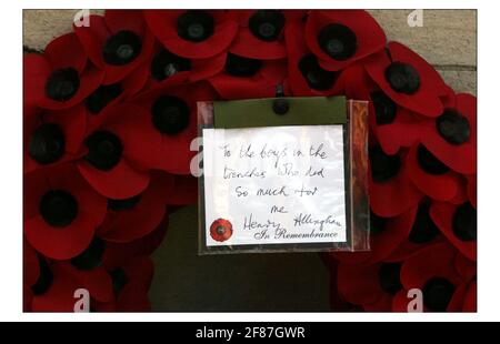 Ein Gedenkgottesdienst zum Gedenken an den Jahrestag des beginnenden Ersten Weltkriegs im Cenotaph in London. Kränze gelegt von den vier vetrans pic David Sandison 4/8/2004 Stockfoto