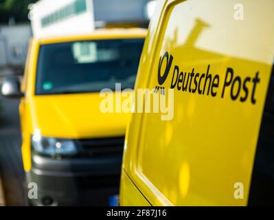 VW Bus der Deutschen Post in knalligem Gelb Stockfoto