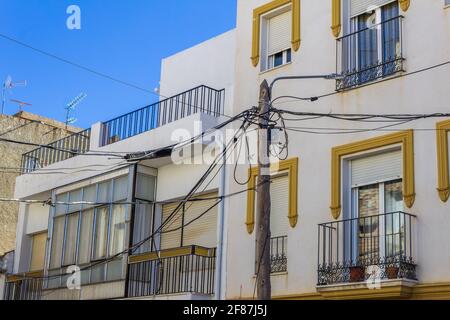 Verworrene elektrische Drähte auf einem Telegraphenpol in einem spanischen Straße Stockfoto