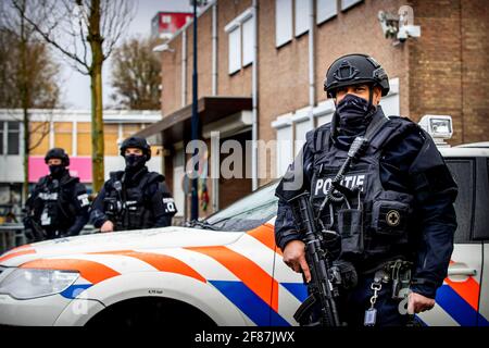 Der Laie Nico Meijering und der Rechtsbeistand Peter R de Vries treffen während des Marengo-Prozesses am 12. April 2021 am De Bunker-Gericht in Amsterdam ein. Sie werden verdächtigt, Mitglieder der sogenannten Mocro-Mafia zu sein und für eine Reihe von Morden und Versuchen in den Niederlanden im Zeitraum von 2015 bis 2019 verantwortlich gemacht. Foto: Patrick van Katwijk Stockfoto