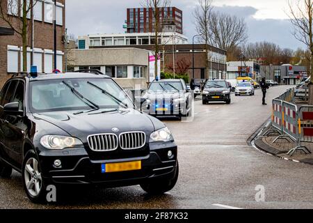 Der Laie Nico Meijering und der Rechtsbeistand Peter R de Vries treffen während des Marengo-Prozesses am 12. April 2021 am De Bunker-Gericht in Amsterdam ein. Sie werden verdächtigt, Mitglieder der sogenannten Mocro-Mafia zu sein und für eine Reihe von Morden und Versuchen in den Niederlanden im Zeitraum von 2015 bis 2019 verantwortlich gemacht. Foto: Patrick van Katwijk Stockfoto