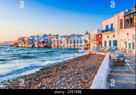 Mykonos, Griechenland. Waterfront in Little Venice, Mykonos bei Sonnenuntergang. Stockfoto