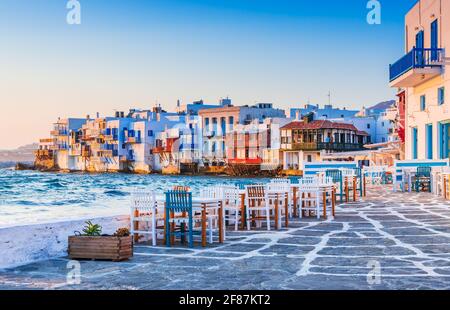 Mykonos, Griechenland. Waterfront in Little Venice, Mykonos bei Sonnenuntergang. Stockfoto