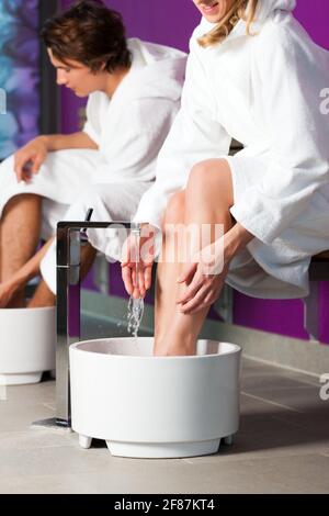 Paar - Mann und Frau - mit Hydrotherapie Wasser Fußbad in Spa-Ambiente Stockfoto