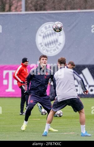 Paris, Frankreich 12/04/2021, Benjamin PAVARD (FC Bayern München), Joshua KIMMICH (FC Bayern München), Aktion. Abschlusstraining vor dem CL Viertelfinale, Spiel Paris Saint Germain- FC Bayern München Football Champions League Viertelfinale. Am 12. April 2021. DIE DFL-VORSCHRIFTEN VERBIETEN DIE VERWENDUNG VON FOTOS ALS BILDSEQUENZEN UND/ODER QUASI-VIDEO. Foto: Marco Donato/FC Bayern München via SVEN SIMON Fotoagentur GmbH & Co. Pressefoto KG # Prinzessin-Luise-Str. 41 # 45479 M uelheim/R uhr # Tel 0208/9413250 # Fax. 0208/9413260 # GLS Bank # BLZ 430 609 67 # Konto 4030 025 100 # IBAN DE75 4306 0967 4030 02 Stockfoto