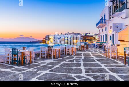 Mykonos, Griechenland. Waterfront in Little Venice, Mykonos bei Sonnenuntergang. Stockfoto