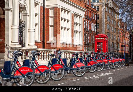 Santander Cycles Docking Station, St Audley Street, Mayfair, London, England, VEREINIGTES KÖNIGREICH. Stockfoto