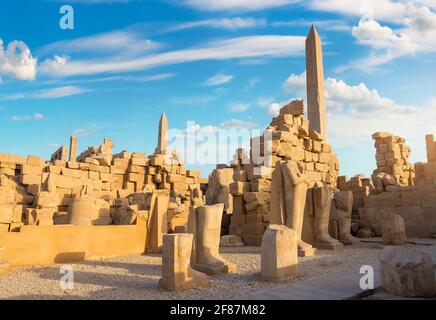 Ruinen und Obelisken des antiken Tempels in Luxor Stockfoto