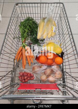 Obst, Gemüse in wiederverwendbaren Stofftaschen Beutel im Warenkorb. Ansicht von oben oder flach liegend. Wagen mit Nahaufnahme von Lebensmittelprodukten, Lebensmittelabfall, kein Wast Stockfoto