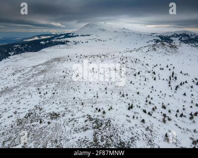 Luftaufnahme des Vitosha-Berges in der Nähe von Kamen Del Peak, Sofia City Region, Bulgarien Stockfoto