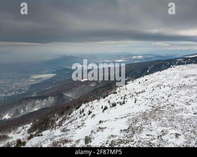 Luftaufnahme des Vitosha-Berges in der Nähe von Kamen Del Peak, Sofia City Region, Bulgarien Stockfoto