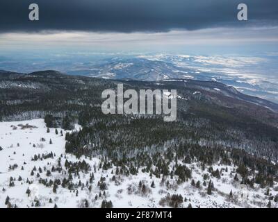 Luftaufnahme des Vitosha-Berges in der Nähe von Kamen Del Peak, Sofia City Region, Bulgarien Stockfoto