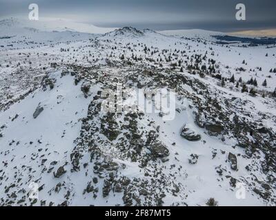 Luftaufnahme des Vitosha-Berges in der Nähe von Kamen Del Peak, Sofia City Region, Bulgarien Stockfoto