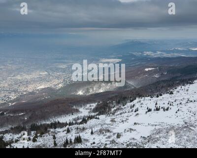 Luftaufnahme des Vitosha-Berges in der Nähe von Kamen Del Peak, Sofia City Region, Bulgarien Stockfoto