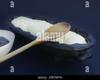 Zubereitung von Buchty, traditionellen tschechischen süßen Brötchen aus Hefeteig - Füllung mit gemahlenen Mohn und Quark, Foto Stockfoto