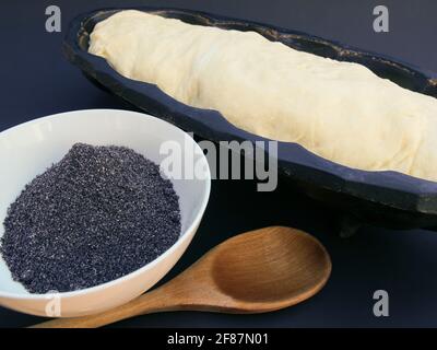 Zubereitung von Buchty, traditionellen tschechischen süßen Brötchen aus Hefeteig - Füllung mit gemahlenen Mohn und Quark, Foto Stockfoto