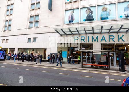 Bristol, Großbritannien. 12. April 2021. Vor Primark bildeten sich ab 7:00 Uhr Schlangen und waren schon bald um den Block herum. Kredit: Rob Hawkins / Alamy Live Nachrichten Stockfoto