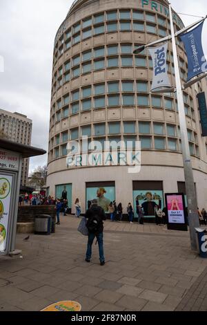 Bristol, Großbritannien. 12. April 2021. Vor Primark bildeten sich ab 7:00 Uhr Schlangen und waren schon bald um den Block herum. Kredit: Rob Hawkins / Alamy Live Nachrichten Stockfoto