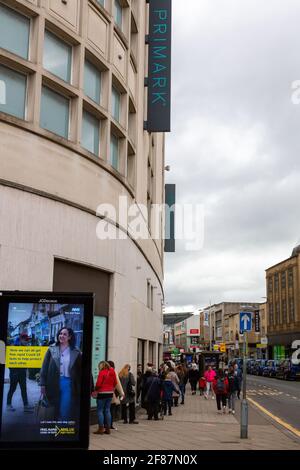 Bristol, Großbritannien. 12. April 2021. Vor Primark bildeten sich ab 7:00 Uhr Schlangen und waren schon bald um den Block herum. Kredit: Rob Hawkins / Alamy Live Nachrichten Stockfoto