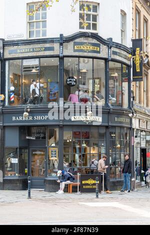 Bristol, Großbritannien. 12. April 2021. Barber und andere Dienste mit engem Kontakt haben sich wieder geöffnet und schnell bildeten sich Warteschlangen. Kredit: Rob Hawkins / Alamy Live Nachrichten Stockfoto