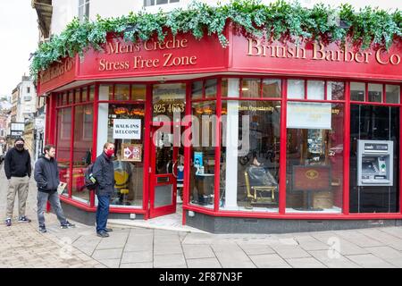 Bristol, Großbritannien. 12. April 2021. Barber und andere Dienste mit engem Kontakt haben sich wieder geöffnet und schnell bildeten sich Warteschlangen. Kredit: Rob Hawkins / Alamy Live Nachrichten Stockfoto