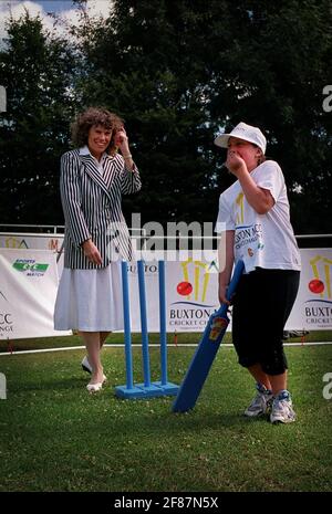 KATE HOEY MP NEUE SPORTMINISTERIN AUG 1999JOINS BEI EINEM KWIK-CRICKET-SPIEL AN DER CRESTWOOD COMMUNITY SCHOOL IN EASTLEIGH, HANTS Stockfoto